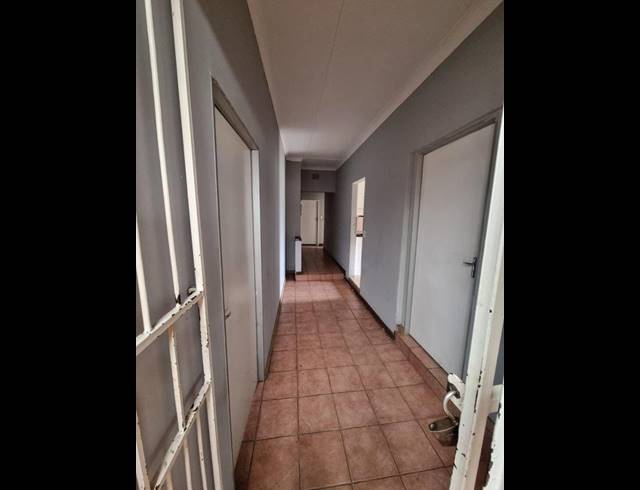 10 BEDROOM HOUSE FOR SALE IN KEMPTON PARK EXT 02